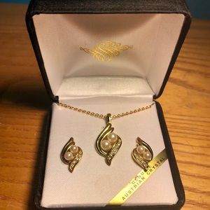 Preppy Gold Pearl Earring and Necklace Set